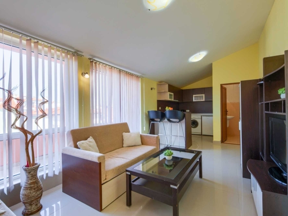 Дава се под наем Двустаен апартамент в Несебър - 65 кв.м за 273.87 € - Снимка #1