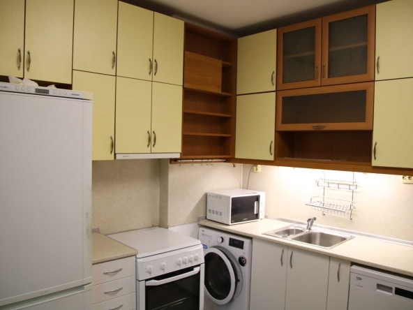 Дава се под наем Тристаен апартамент в Варна, Център - 70 кв.м за 648.21 € - Снимка #1
