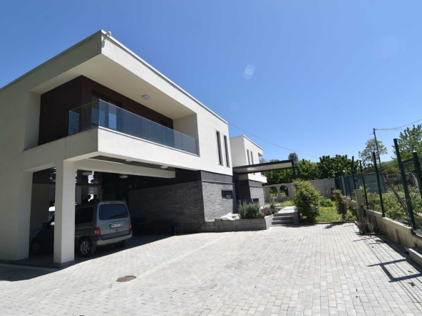 Къща в с. Марково, Област Пловдив - 365 кв.м за 1343 €/кв.м - Снимка #1