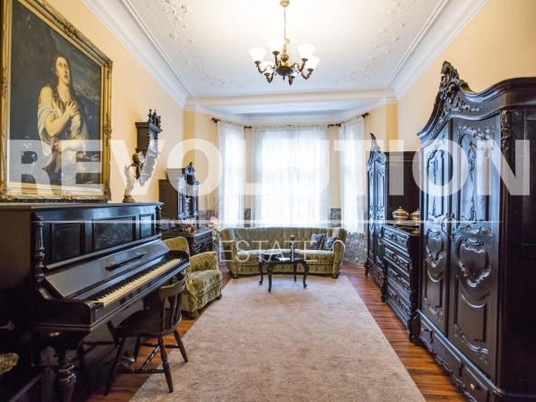 Дава се под наем Многостаен апартамент в Варна, Център - 210 кв.м за 900 € - Снимка #1