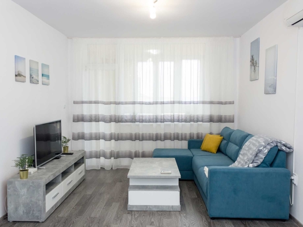 Дава се под наем Двустаен апартамент в Варна, Център - 61 кв.м за 663 € - Снимка #1