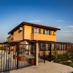 Дава се под наем Къща в Царево - 200 кв.м за 280.5 € - Снимка #1