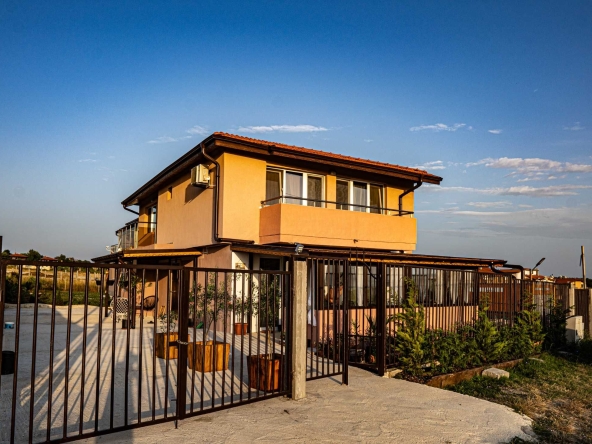 Дава се под наем Къща в Царево - 200 кв.м за 280.5 € - Снимка #1