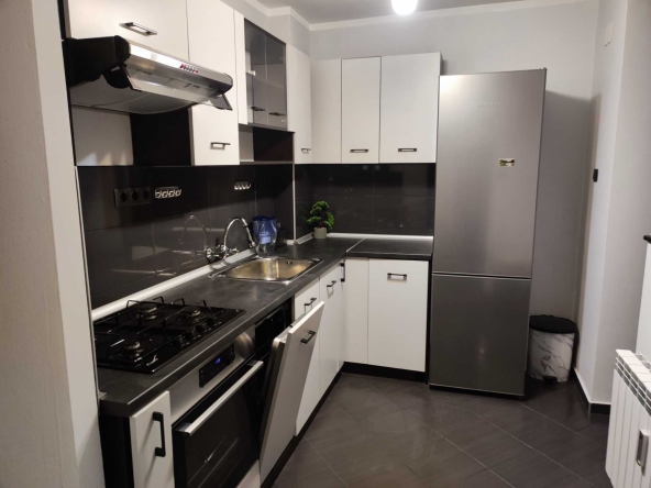 Дава се под наем Тристаен апартамент в София, Център - 98 кв.м за 1020 € - Снимка #1