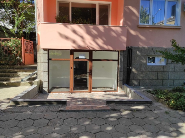 Дава се под наем Офис в Плевен, 9-ти квартал - 20 кв.м за 153 € - Снимка #1