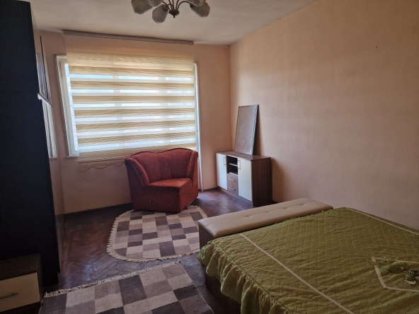 Дава се под наем Тристаен апартамент в Търговище, Център - 90 кв.м за 204 € - Снимка #1