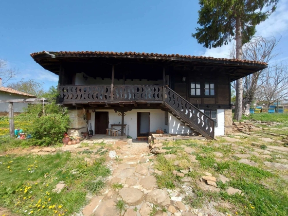 Къща в с. Царевци, Област Търговище - 320 кв.м за 563 €/кв.м - Снимка #1