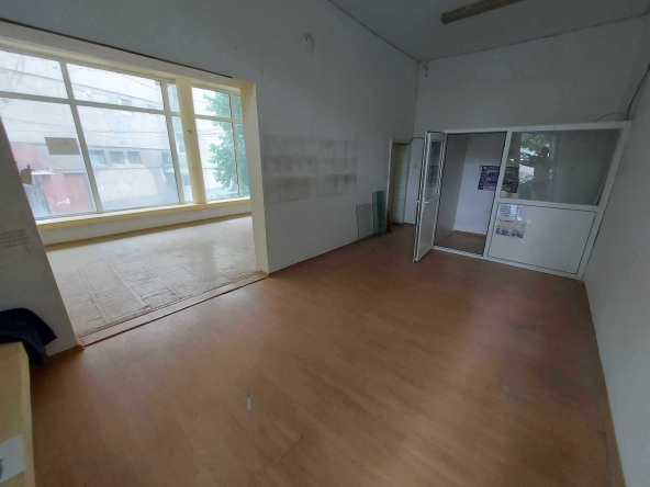 Дава се под наем Магазин в Търговище, Център - 80 кв.м за 357 € - Снимка #1