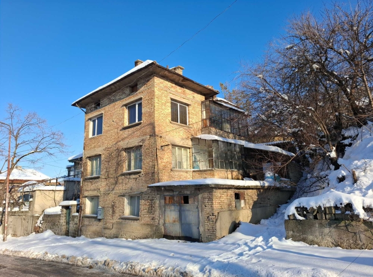 Къща в Шумен, 2-ри корпус - 225 кв.м за 340 €/кв.м - Снимка #1