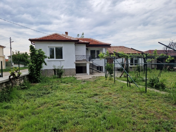 Къща в с. Патриарх Евтимово, Област Пловдив - 210 кв.м за 401 €/кв.м - Снимка #1