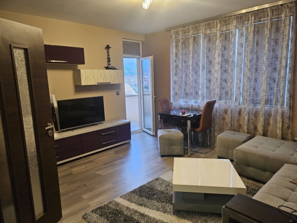 Дава се под наем Двустаен апартамент в Благоевград, Освобождение - 60 кв.м за 306 € - Снимка #1