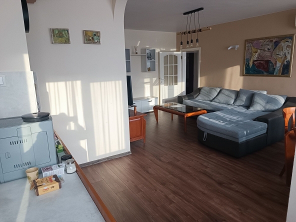 Дава се под наем Тристаен апартамент в Стара Загора, Опълченски - 82 кв.м за 408 € - Снимка #1