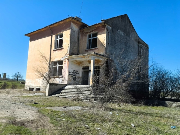 Промишлена сграда в с. Ханово, Област Ямбол - 387 кв.м за 388 €/кв.м - Снимка #1
