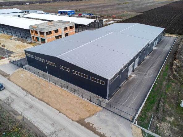 Дава се под наем Склад в с. Тополи, Област Варна - 2560 кв.м за 8960 € - Снимка #1