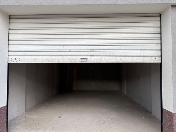 Дава се под наем Гараж / Паркомясто в Кърджали, Възрожденци - 27 кв.м за 76.5 € - Снимка #1