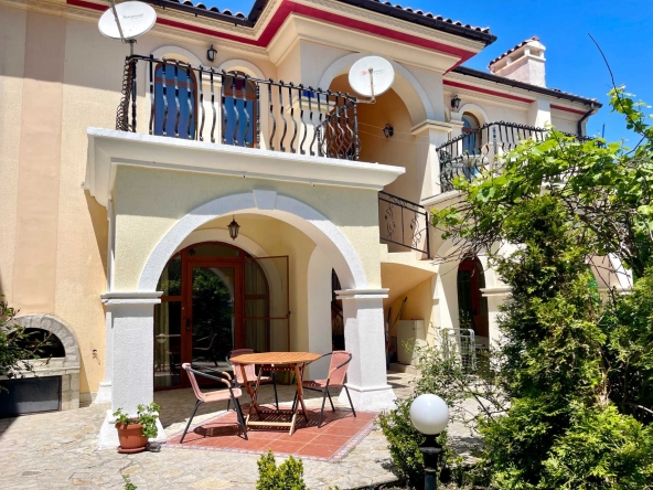 Двустаен апартамент в к.к. Елените - 72 кв.м за 1598 €/кв.м - Снимка #1