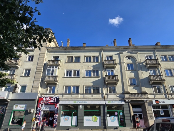 Дава се под наем Четиристаен апартамент в Шумен, Център - 101 кв.м за 331.5 € - Снимка #1