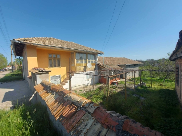 Къща в с. Васил Левски, Област Търговище - 100 кв.м за 536 €/кв.м - Снимка #1