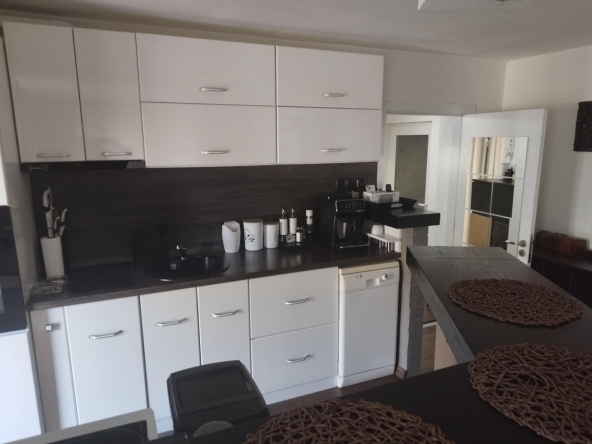 Дава се под наем Етаж от къща в София, Левски В - 80 кв.м за 561 € - Снимка #1