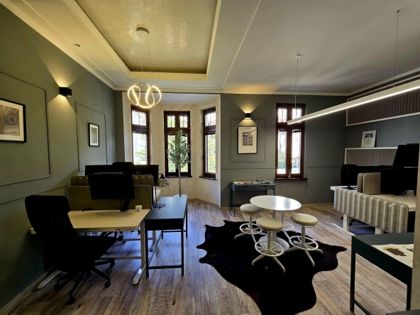Дава се под наем Офис в София, Център - 260 кв.м за 1300 € - Снимка #1