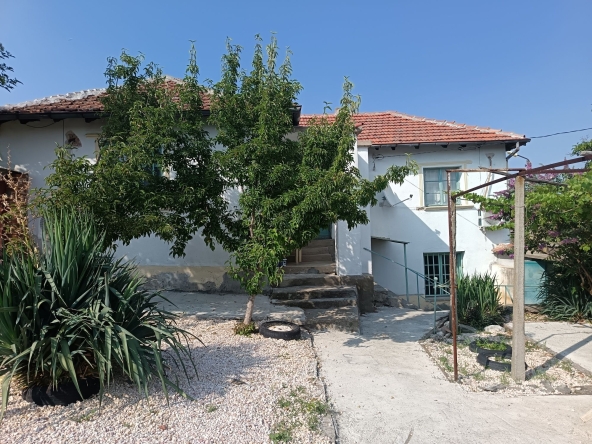 Дава се под наем Къща в с. Левка, Област Хасково - 100 кв.м за 350 € - Снимка #1