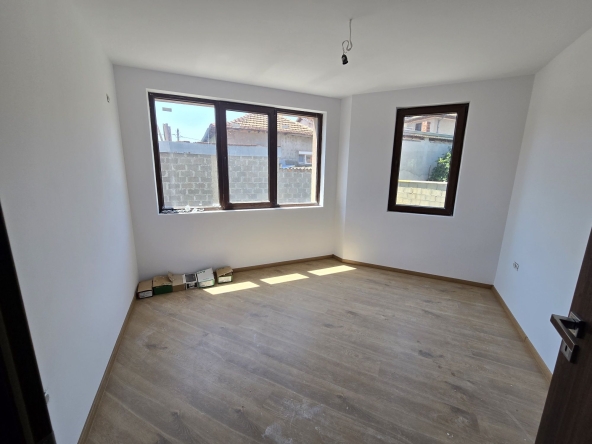 Тристаен апартамент в Казанлък - 90 кв.м за 1105 €/кв.м - Снимка #1