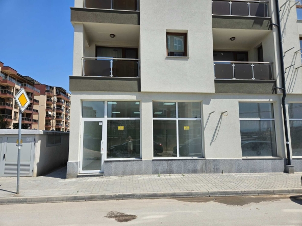 Дава се под наем Магазин в Пловдив, Южен - 90 кв.м за 612 € - Снимка #1