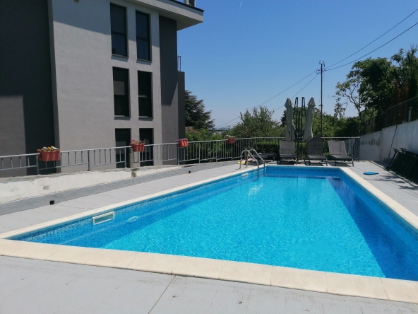 Дава се под наем Тристаен апартамент в к.к. Св.Св. Константин и Елена - 120 кв.м за 700 € - Снимка #1