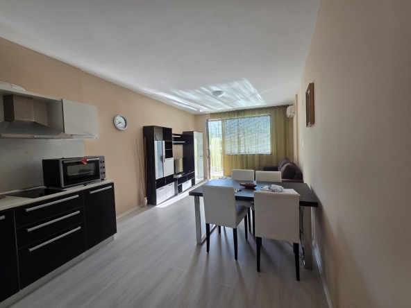 Дава се под наем Двустаен апартамент в к.к. Св.Св. Константин и Елена - 60 кв.м за 600 € - Снимка #1