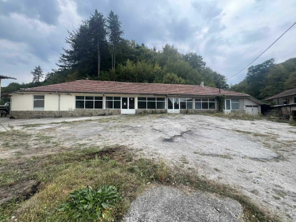 Дава се под наем Промишлена сграда в Габрово, Хаджицонев мост - 360 кв.м за 510 € - Снимка #1