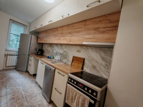 Дава се под наем Тристаен апартамент в Плевен, 9-ти квартал - 98 кв.м за 565 € - Снимка #1