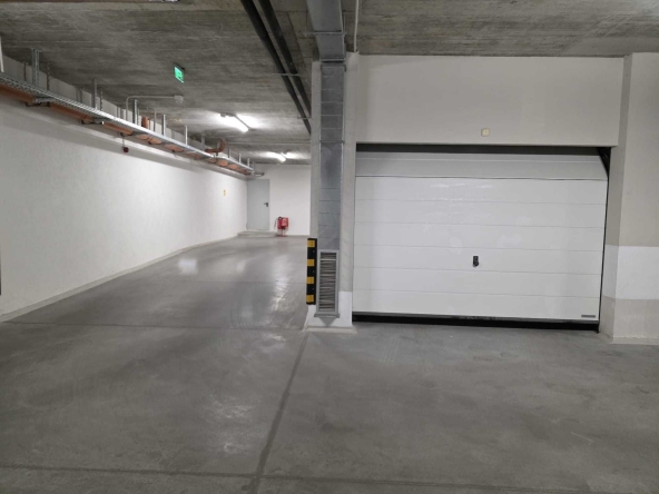 Дава се под наем Гараж / Паркомясто в София, Център - 18 кв.м за 127.5 € - Снимка #1