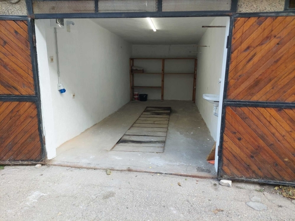 Дава се под наем Гараж / Паркомясто в Добрич, Дружба 2 - 15 кв.м за 76.5 € - Снимка #1