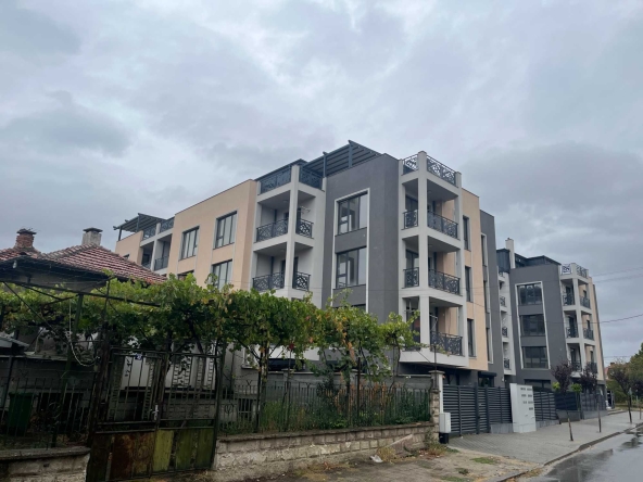 Тристаен апартамент в Казанлък - 114 кв.м за 1700 €/кв.м - Снимка #1