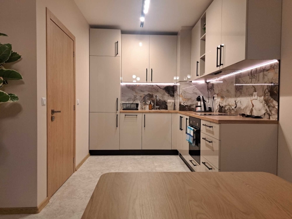 Дава се под наем Двустаен апартамент в к.к. Св.Св. Константин и Елена - 76 кв.м за 612 € - Снимка #1