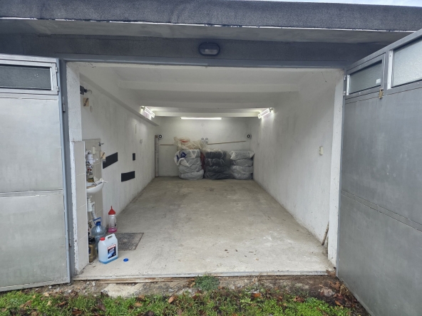 Гараж / Паркомясто в Шумен, 5-ти полк - 18 кв.м за 1218 €/кв.м - Снимка #1