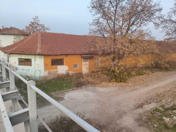 Дава се под наем Промишлена сграда в Септември - 5800 кв.м за 3300 € - Снимка #1