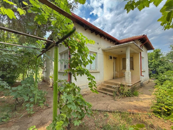 Къща в София, Гоце Делчев - 230 кв.м за 156 €/кв.м - Снимка #1