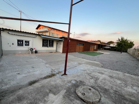 Дава се под наем Къща в с. Волуяк, Област София-град - 1000 кв.м за 1396.38 € - Снимка #1