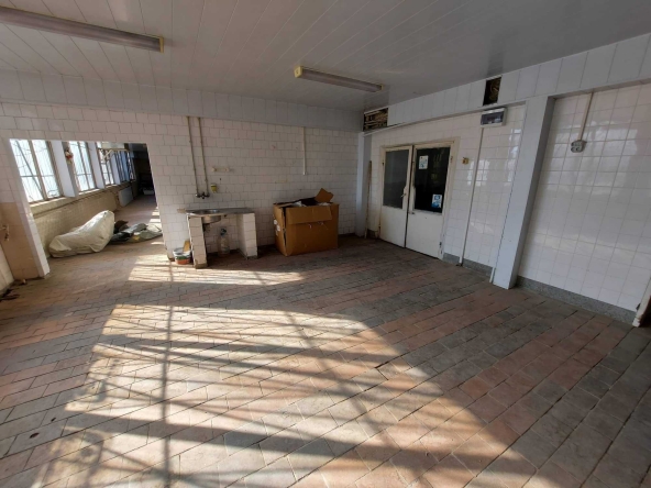 Дава се под наем Промишлена сграда в Търговище, Промишлена зона - 370 кв.м за 765 € - Снимка #1