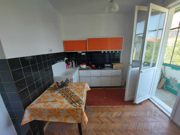 Тристаен апартамент в Търговище, Вароша - 100 кв.м за 1020 €/кв.м - Снимка #1