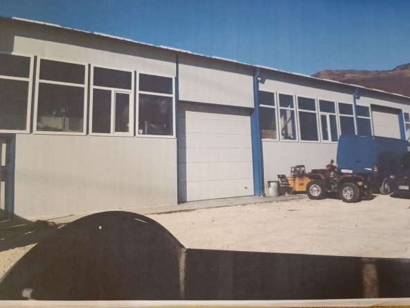 Промишлена сграда в Карлово - 3007 кв.м за 90 €/кв.м - Снимка #1