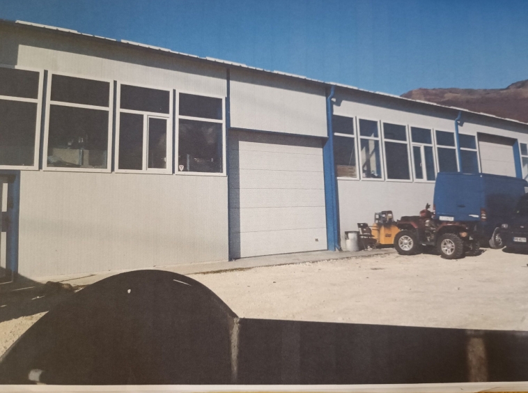 Промишлена сграда в Карлово - 3007 кв.м за 90 €/кв.м - Снимка #1