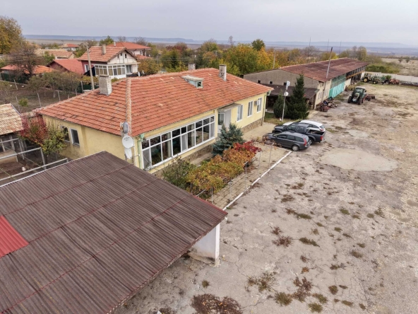 Промишлена сграда в с. Върбак, Област Шумен - 6000 кв.м за 27 €/кв.м - Снимка #1