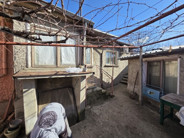 Дава се под наем Къща в Свищов - 98 кв.м за 198.39 € - Снимка #1