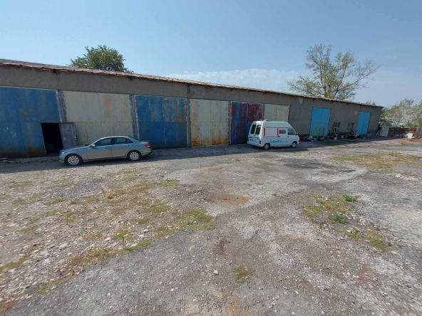 Промишлена сграда в Омуртаг - 1360 кв.м за 300 €/кв.м - Снимка #1