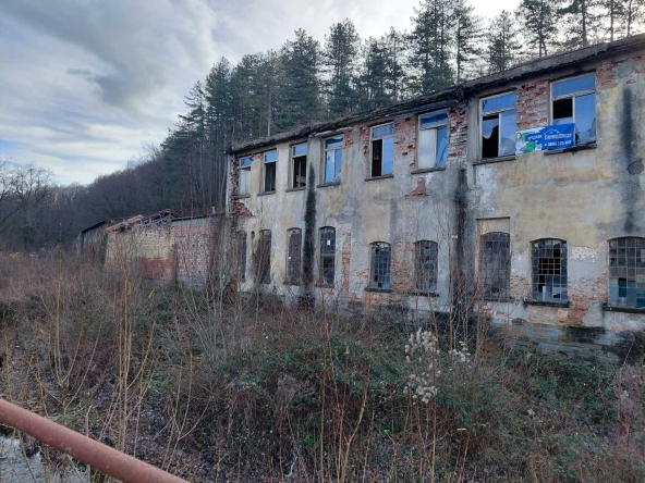 Промишлена сграда в Габрово, Бичкиня - 1406 кв.м за 49 €/кв.м - Снимка #1