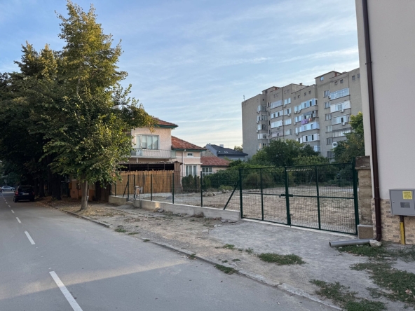 Дава се под наем Парцел в Търговище, Център - 420 кв.м за 255 € - Снимка #1
