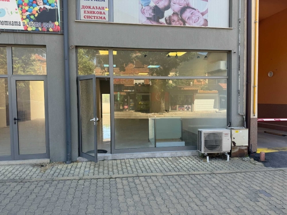 Дава се под наем Магазин в Гоце Делчев - 140 кв.м за 612 € - Снимка #1