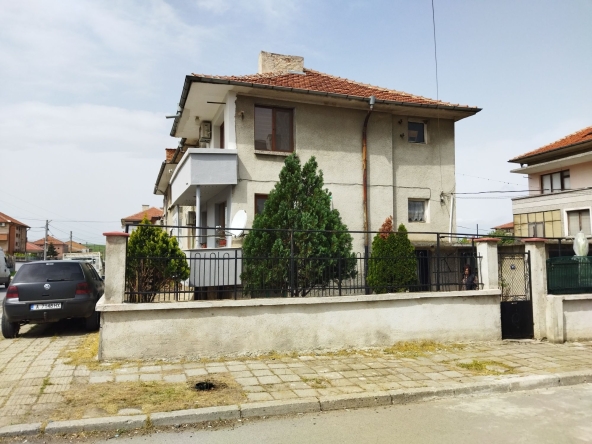 Етаж от къща в Карнобат - 91 кв.м за 841 €/кв.м - Снимка #1